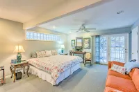Elegant Stone Cottage Steps to Crystal Lake Beach - 3-Sterne