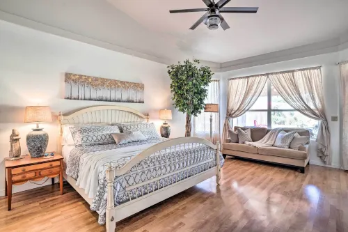 Elegant Peoria Home with Putting Green and Fire Pit - موقف سيارات