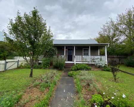 Awen Cottage - Where Heritage meets the heart of Tenterfield Hotels in Tenterfield