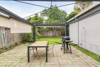 Marbella Lane Impeccable 3BR Delightful Escape - Homestays