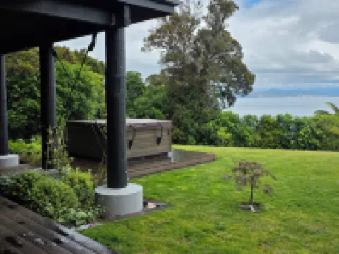 Luxury retreat for two beside the great lake