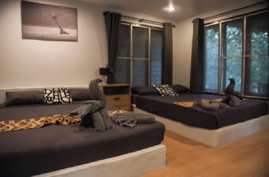 シラレア バックパッカーズ リゾート サラダビーチ周辺のホテル