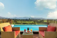 The White Resort and Spa Pawna - مسبح خاص