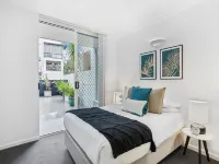 Comfy 2-Bed with Pool and Secure Parking - Apartments