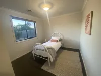 Modern 4-Bedroom Home, Near Playground, Lake & Nature Trails, Minutes to Bendigo