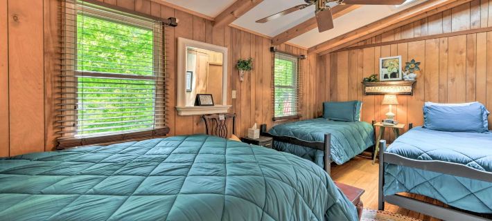Smoky Mtn Cottage on Creek w/ Lanai & Forest Views Hotéis em Cowee