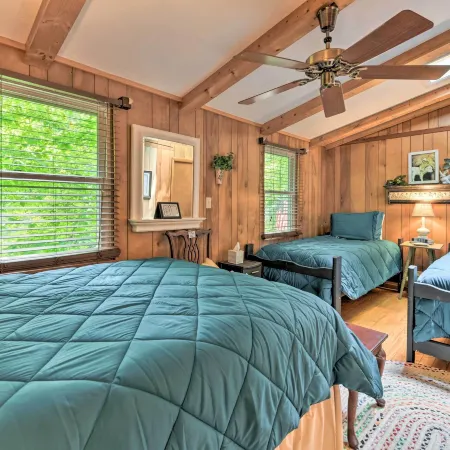 Smoky Mtn Cottage on Creek w/ Lanai & Forest Views Ξενοδοχεία στην πόλη Cowee