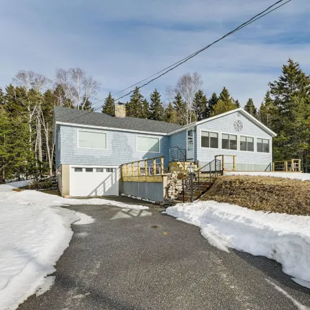 Walk to Pigeon Hill Bay: Coastal Maine Cottage