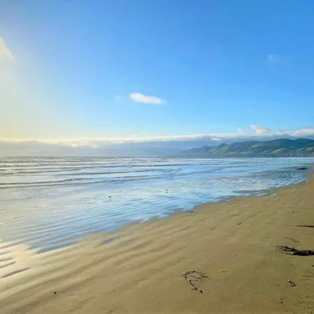 Strandcastle Beach House - Oceanfront! - You're right on the sand!