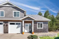Short walk to BEACH - 3 bedrooms w/TVs- SLEEPS 6 - Dogs OK!
