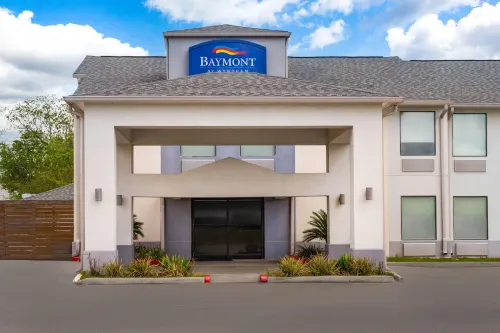 Baymont by Wyndham Iowa Lake Charles - parking