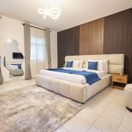 THE CARRINGTON SUITES
