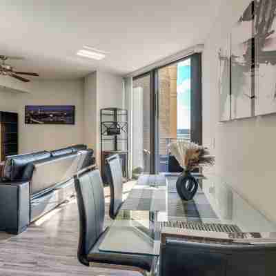 1 Mi to DCA Airport: Potomac Yard Apt w/ Pool Rooms