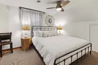 Sherwood Farmhouse: Hot Tub + King Beds + Pet Friendly