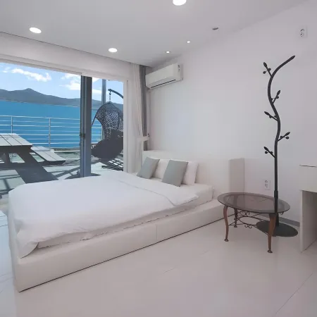 The South Sea, Spa Hill Pension