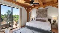 Timber & Rock Retreat by Avantstay Hot Tub + Outdoor Dining + Firepit Near Bell Rock Trails - Homestays