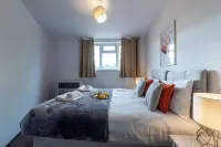 The Elderns Spacious 2BR Netflix Parkingshops - Kitchens