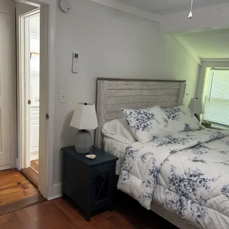 Quintessential Cottage Near Beaches and Newport Center.