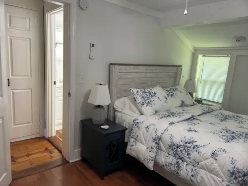 Quintessential Cottage Near Beaches and Newport Center. - Kitchens