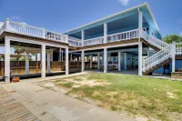 Waterfront Rockport Home w/ Deck & Boat Ramp! - ペット同伴可