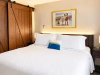 Romantic Getaway Cottage with Hot Tub and Resort Amenities - Wifi