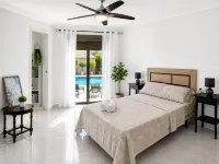 Townhouse with Shared Pool - Homestays