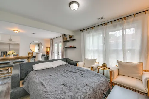 Walk to Train! Updated Apt in Huntington Station - Apartments
