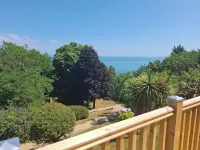 One Bedroom Apartment with Private Balcony and Sea Views. Ferry Discounts. - إطلالة على البحر