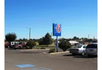 Motel 6 Ontario, or - parkir