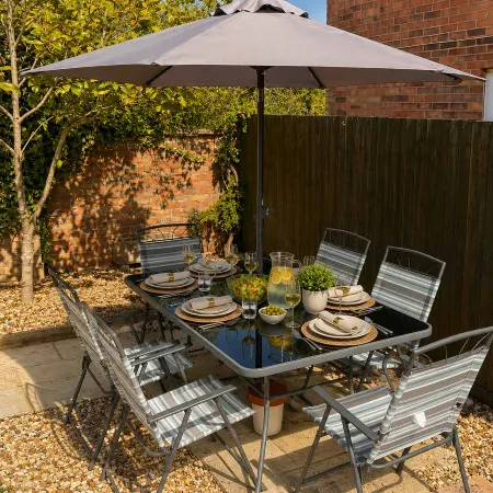 Spacious Corby House | Sleeps 8 | Patio & BBQ Hotels in Corby