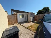 New 2BR Open Plan Bungalow With Free Parking - 3つ星