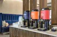 Tru by Hilton Toronto Airport West - piscina