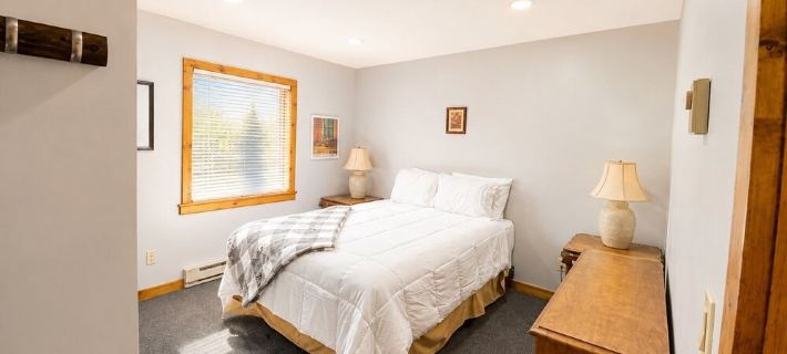 Visit Willow’s Place! All Season Pocono Retreat!  Kayaks, Canoes and Pedal Boat! Hotels in Wayne County