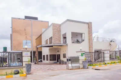 The Crest Lodge Limited โรงแรมใน