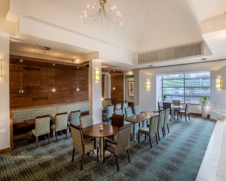 Town Lodge Waterfall, Midrand Отели рядом с достопримечательностью «Makhulong Stadium»