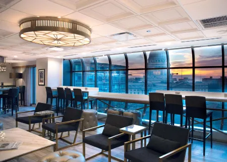 The Madison Concourse Hotel Отели рядом с достопримечательностью «Аллайант Энерджи Сентер»