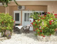 Holiday Studio Apartment Tonia - Pelekas Beach, Corfu Hotels in Parelia