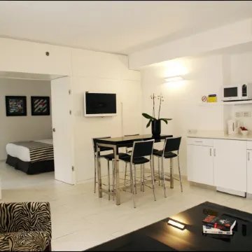 Best Western Regency Suites Отели рядом с достопримечательностью «Пляж Гордон»