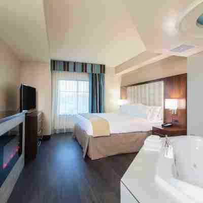 Holiday Inn Express & Suites EUREKA by IHG Rooms