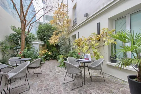 Hôtel A la Villa des Artistes Отели рядом с достопримечательностью «Сад Гран-Эксплуратёр»