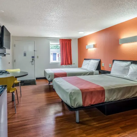 Motel 6 Troutville, VA Отели в г. Ботетот