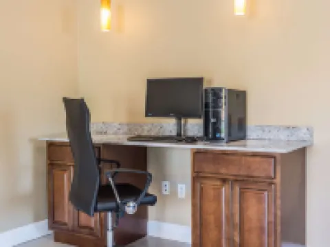 小石城北部河濱附近伊克諾套房酒店 北小石城酒店