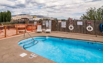 Quality Inn & Suites Near White Sands National Park