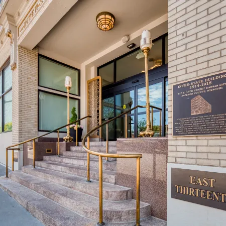 Holiday Inn Express KANSAS CITY DOWNTOWN by IHG Отели рядом с достопримечательностью «Стадион «Эрроухед»»