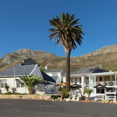 Boulders Beach Hotel, Cafe and Curio Shop Отели рядом с достопримечательностью «Пляж Лонг-Бич»