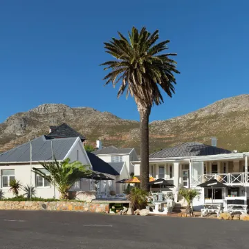 Boulders Beach Hotel, Cafe and Curio Shop Отели рядом с достопримечательностью «Пляж Лонг-Бич»