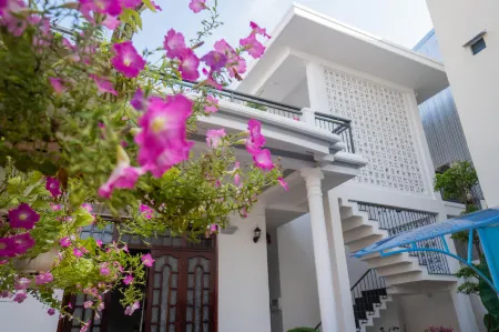 Nemo Homestay Отели рядом с достопримечательностью «Национальная Школа «Куок Хок»»