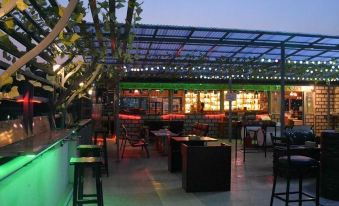 Royal Star Hotel - Housity