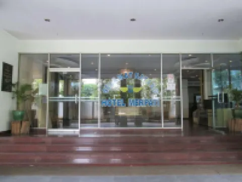 Merpati Hotel Auditorium Untan周辺のホテル