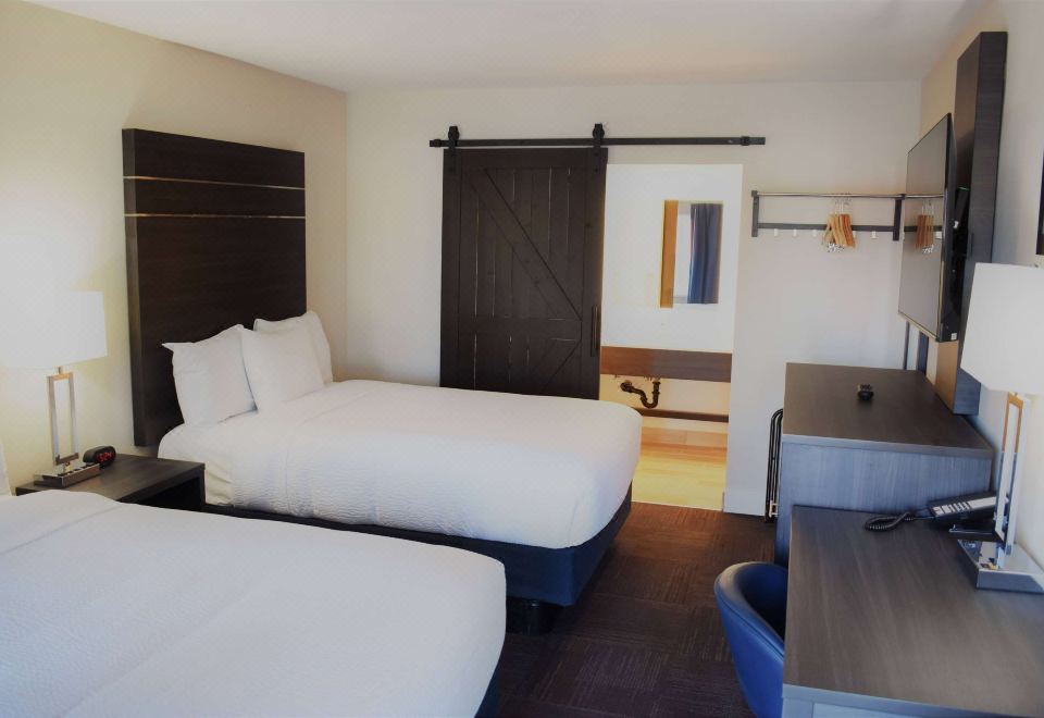 여행 가방이 놓인 호텔 객실